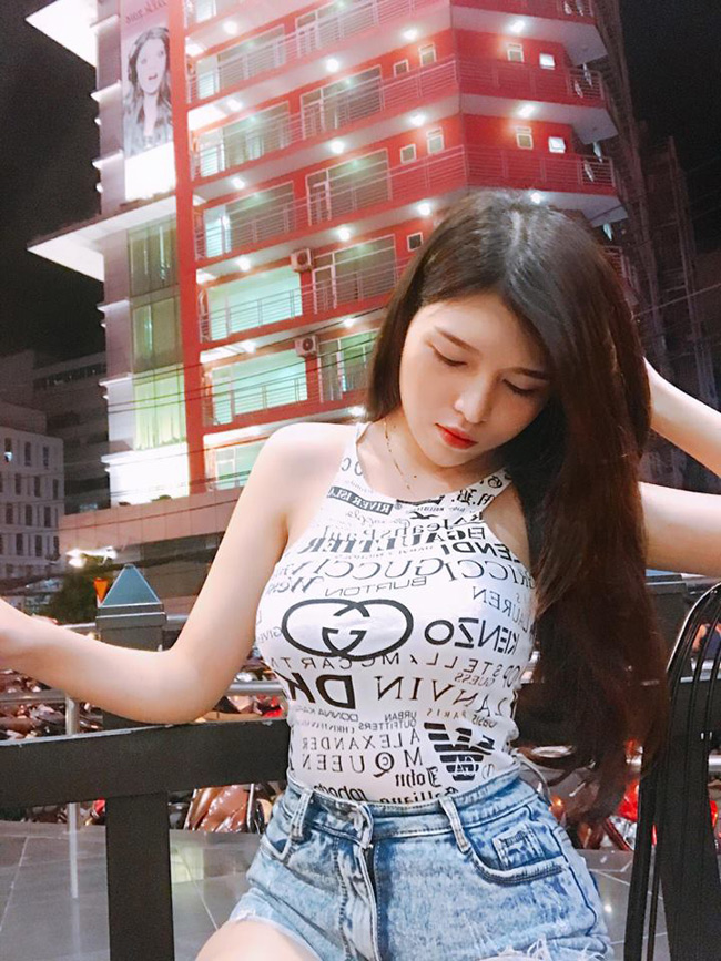 Hai cô chị họ Hồ nóng bỏng chẳng kém cô em út nổi tiếng